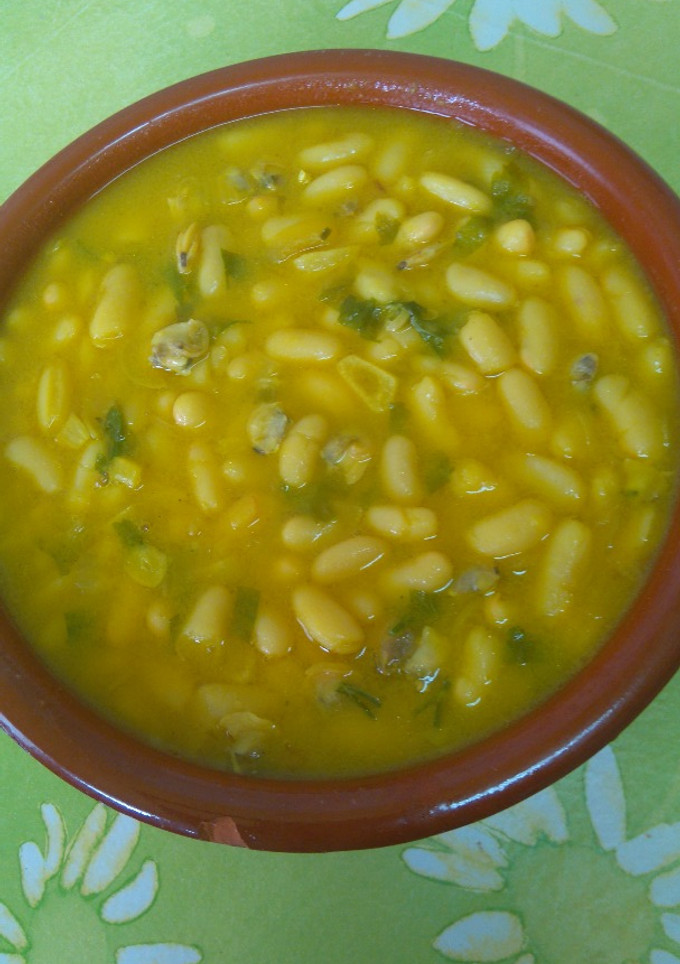 Una foto de Alubias con almejas