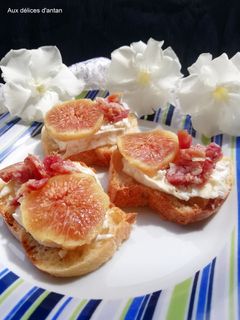 Une photo de Toast saucisson au chèvre, fromage de chèvre et figue