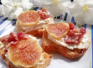 Une photo de Toast saucisson au chèvre, fromage de chèvre et figue