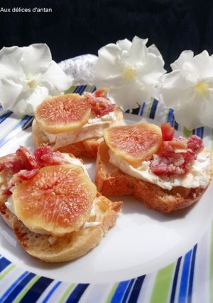 Une photo de Toast saucisson au chèvre, fromage de chèvre et figue
