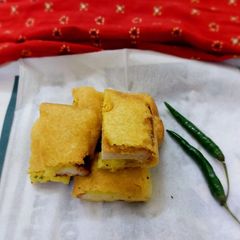A picture of Bread pakoda.