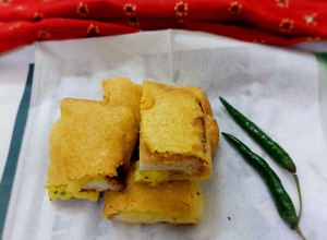 A picture of Bread pakoda.