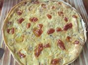 Una foto de quiche queso y cebolla