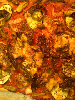Una foto de Pizza vegetal con parmesano