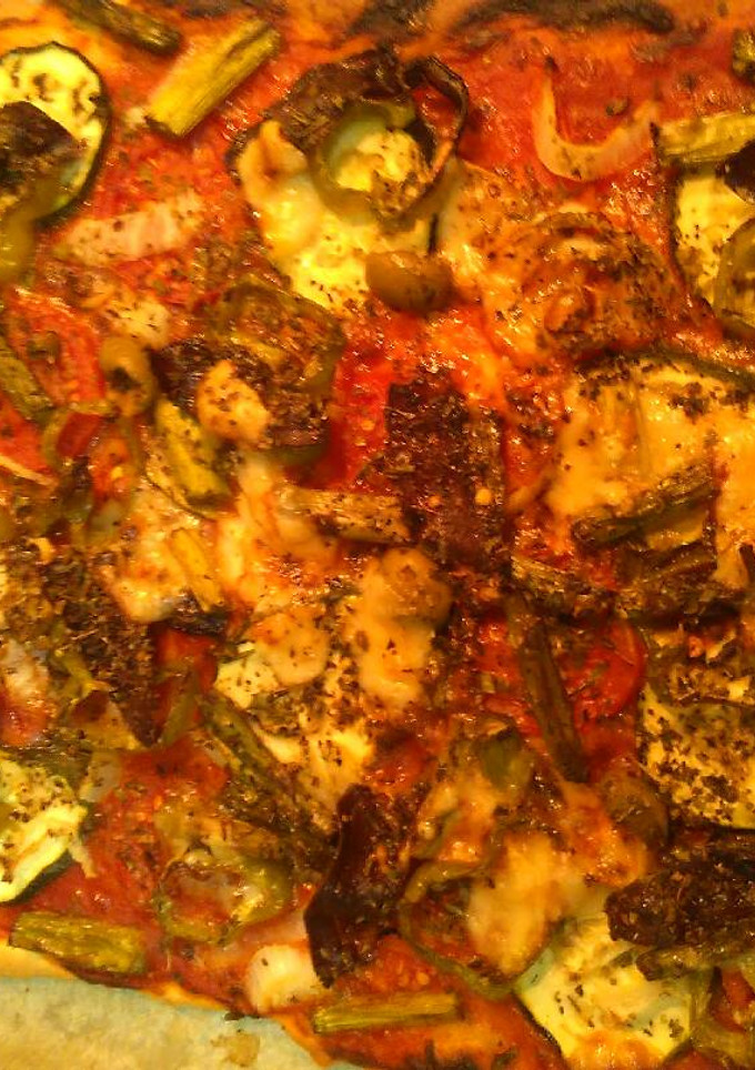 Una foto de Pizza vegetal con parmesano