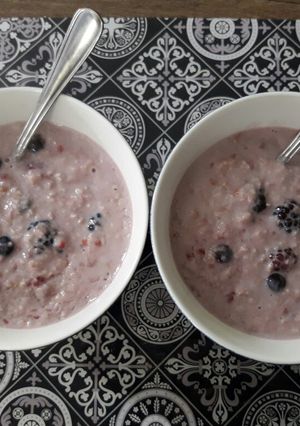 Una foto de Avena con leche y frutos rojos