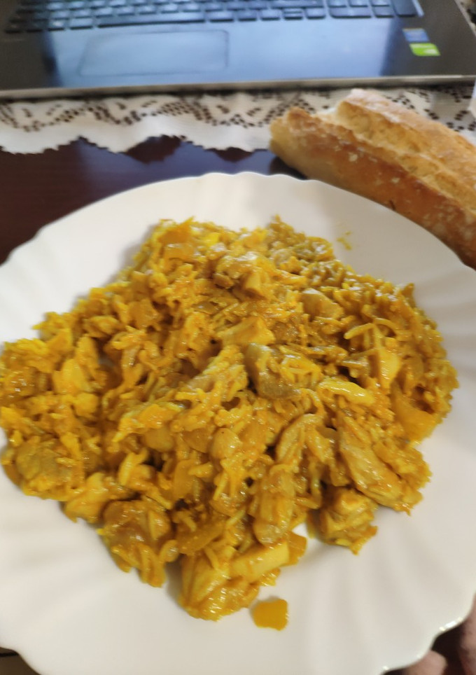 Una foto de Pollo al curry con arroz basmati