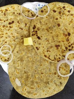 प्याज़ के पराठे (Pyaz ke parathe recipe in Hindi) रेसिपी मुख्य फोटो