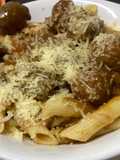 Pastas con bolas de carne de cerdo