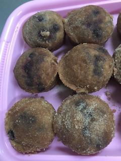 A picture of Applesauce Puffs with Blueberries.
