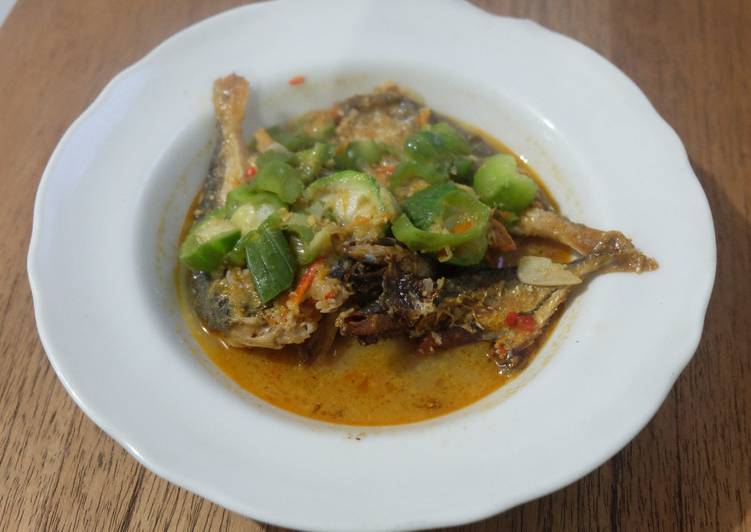 Ikan Asin Gereh Pethek dengan sayur Gambas/Oyong