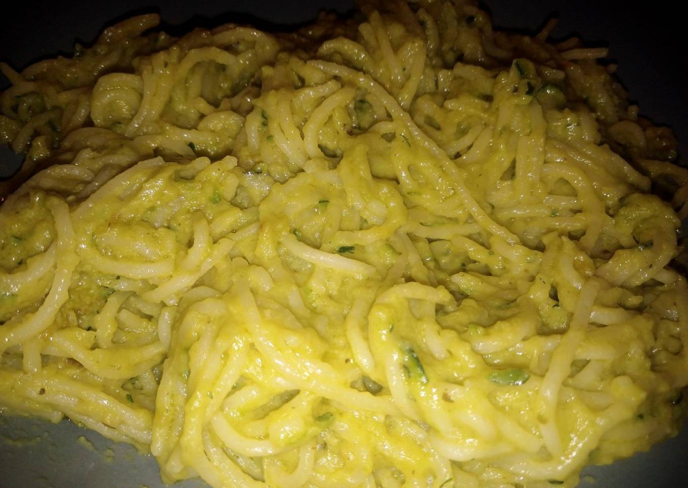 Tallarines con carbonara de calabacín y aguacate