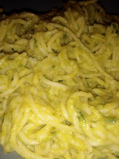 Una foto de Tallarines con carbonara de calabacín y aguacate