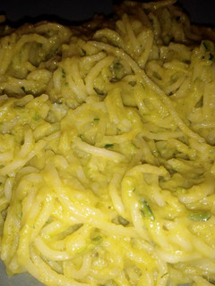 Una foto de Tallarines con carbonara de calabacín y aguacate