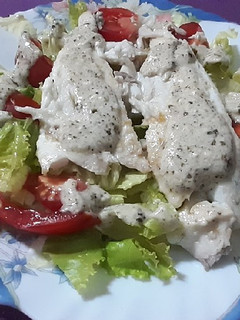 Una foto de Ensalada templada de dorada con salsa de yogur