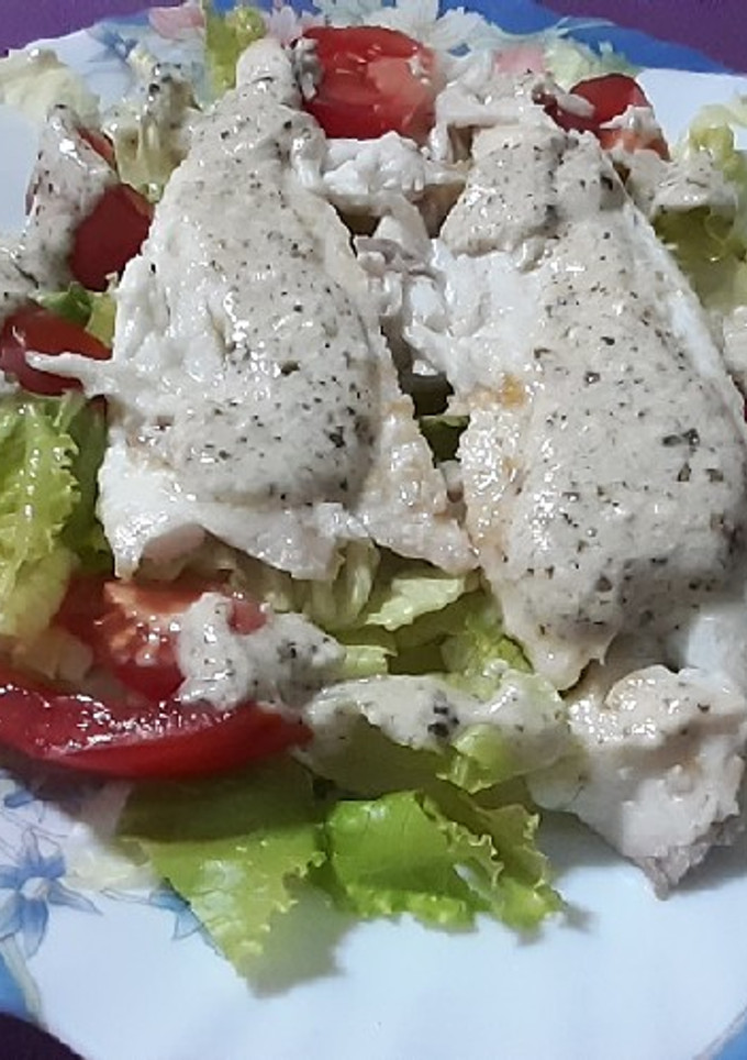 Una foto de Ensalada templada de dorada con salsa de yogur