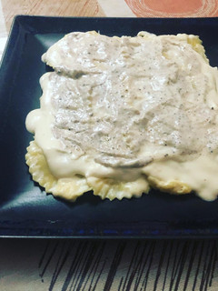 Una foto de Panzerotti rellenos de cangrejo y gamba con salsa de queso y trufa rallada