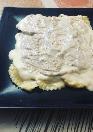 Una foto de Panzerotti rellenos de cangrejo y gamba con salsa de queso y trufa rallada