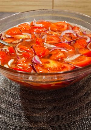 Lilahagymás paradicsomsaláta recept fotója