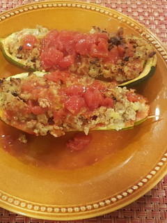 Una foto de Canoas de zapallo italiano en salsa de tomate.. 🥒🍅
