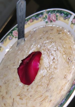 A picture of #maharashtrian and North indian combo style :Mango kheer.