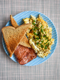 Foto principal de Desayuno saludable para dieta de huevos revueltos con tostada