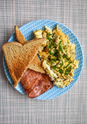 Foto principal de Desayuno saludable para dieta de huevos revueltos con tostada