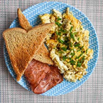 Mínimo Monarquía Cerdo Desayuno saludable para dieta de huevos revueltos con tostada Receta de  Paula Hinke Nutrición- Cookpad