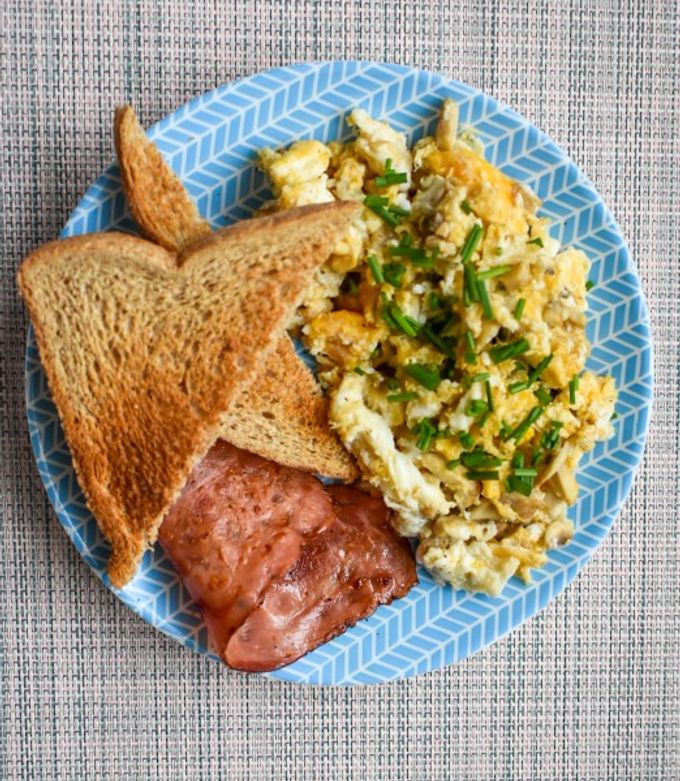 https://img-global.cpcdn.com/recipes/6bb13981df819c9e/680x781cq80/desayuno-saludable-para-dieta-de-huevos-revueltos-con-tostada-foto-principal.jpg