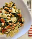 Orecchiette con spinaci, pomodorini e ceci