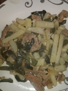 Una foto de Guisado de papas y algunas verduras
