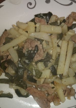 Una foto de Guisado de papas y algunas verduras