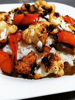 Una foto de Arroz blanco con verduras y pollo