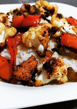 Una foto de Arroz blanco con verduras y pollo