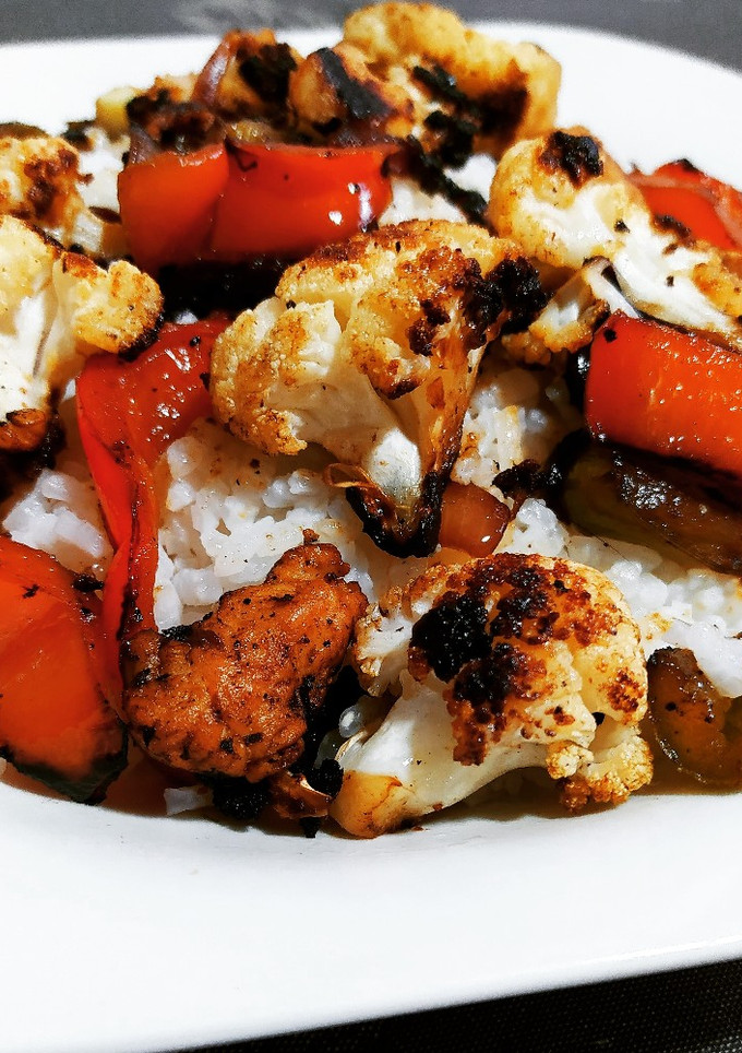 Una foto de Arroz blanco con verduras y pollo