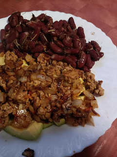 Una foto de Carne picada con aguacate