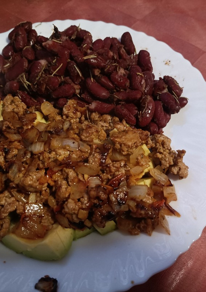 Una foto de Carne picada con aguacate
