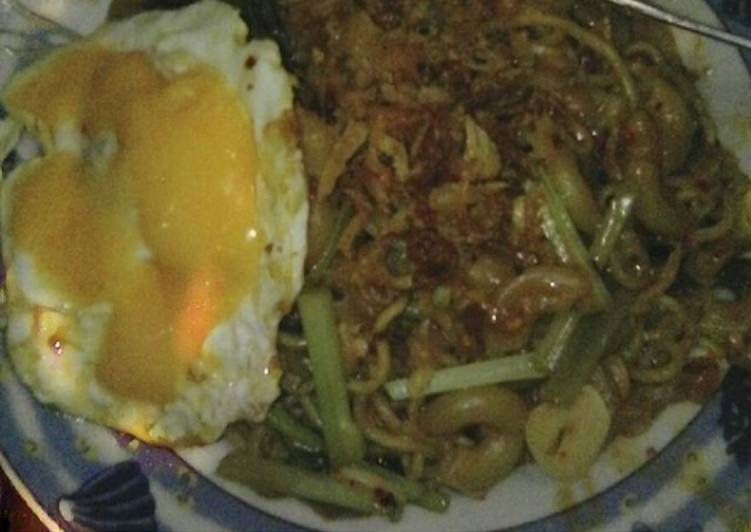 Bagaimana Membuat Mie goreng porsi kenyang, Lezat Sekali