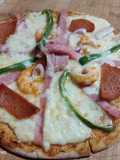 Pizza mixta con camarones