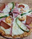 Pizza mixta con camarones