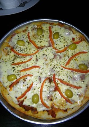 Una foto de Pizza casera con jamón y morrón