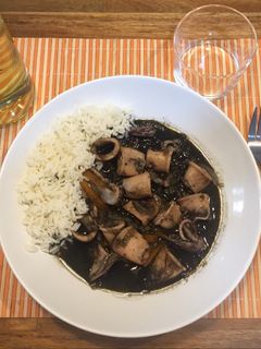 Una foto de Chipirones encebollados en su tinta
