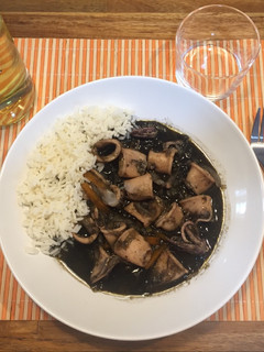 Una foto de Chipirones encebollados en su tinta