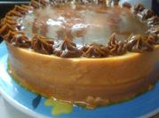 Una foto de bizcochuelo con caramelo