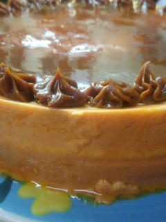 Una foto de Postre de Bizcochuelo al flan 🍮🍮 con 3 ingredientes