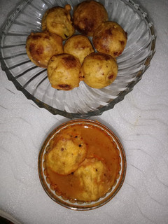 रसम आलू वड़ा (Rasam Aloo Vada recipe in Hindi) रेसिपी मुख्य फोटो