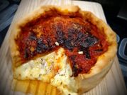 Une photo de salami pizza