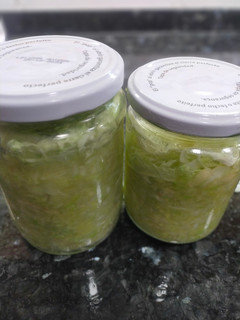 Una foto de Chucrut casero, o col fermentada con manzana. Es una fuente de bacterias probióticas