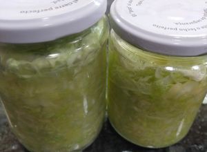 Foto principal de Chucrut casero, o col fermentada con manzana. Es una fuente de bacterias probióticas
