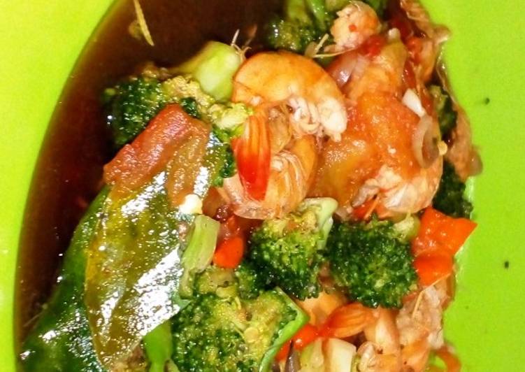 Langkah Mudah untuk Membuat Tumis udang brokoli simple, Sempurna